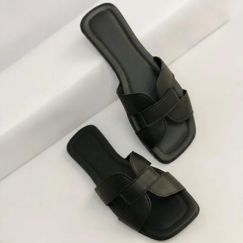 Sándalia Rasteira modelo Júlia - Preta